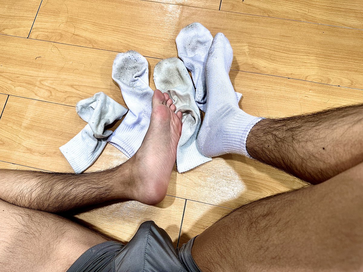 有喜歡白襪的嗎
運動後的汗味都吸收在裡面
原味私☺️☺️