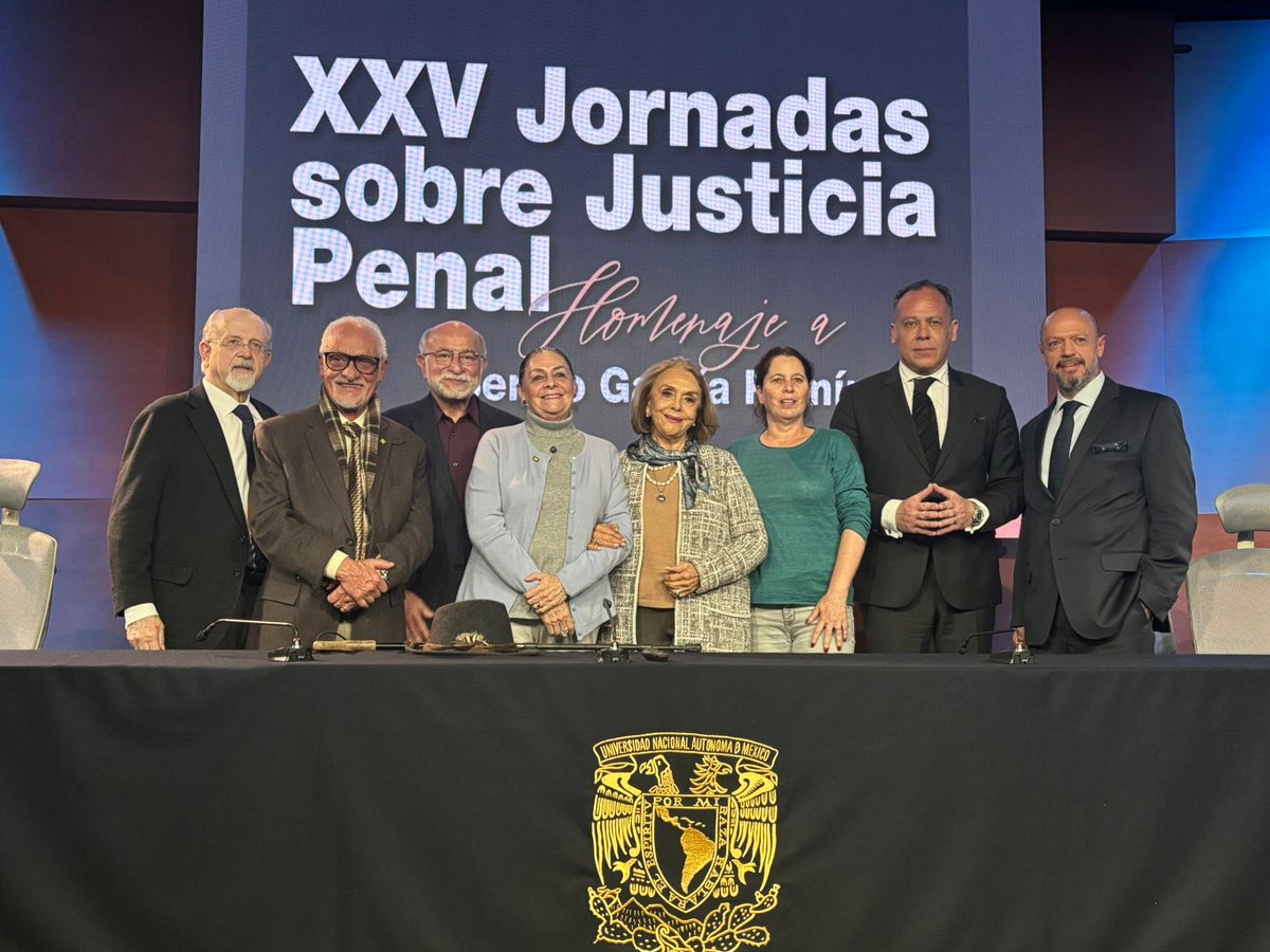 De izquierda a derecha: Arroyo, Rodríguez, De la Barreda, Amuchategui, Valles, Speckman, Ontiveros y Ochoa, en el marco de las Jornadas de “Justicia Penal”, Sergio García Ramírez: