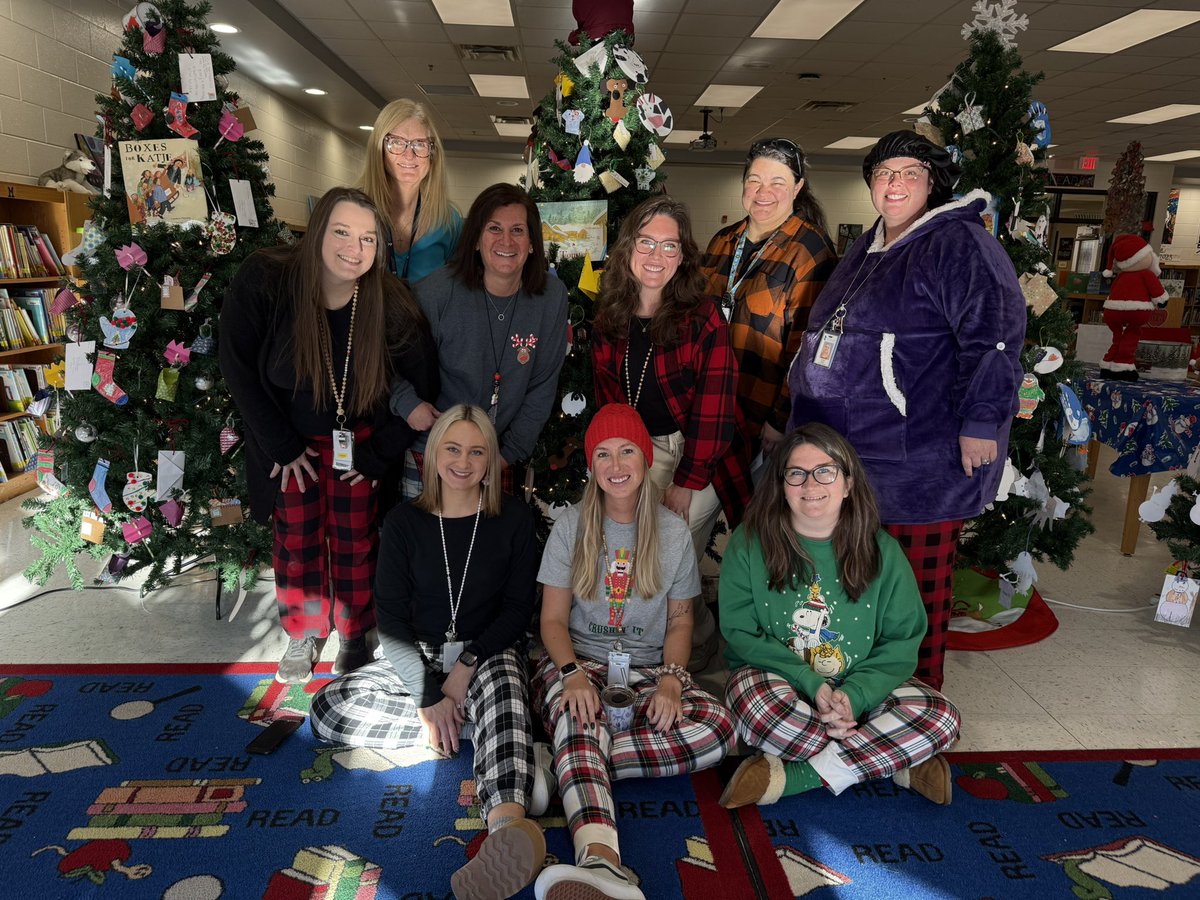 Hasty_Palmieri's tweet photo. Happy Holidays from the best 4th grade team around!! 🎄❤️📝🐾@Hasty_Huskies @MRegan0123 @Beth_Coryell @JanetMarotte777 @Hastymsguess @almonte_mrs @MsPlott208 @CStrawser7 https://t.co/hdvPOK0PPn