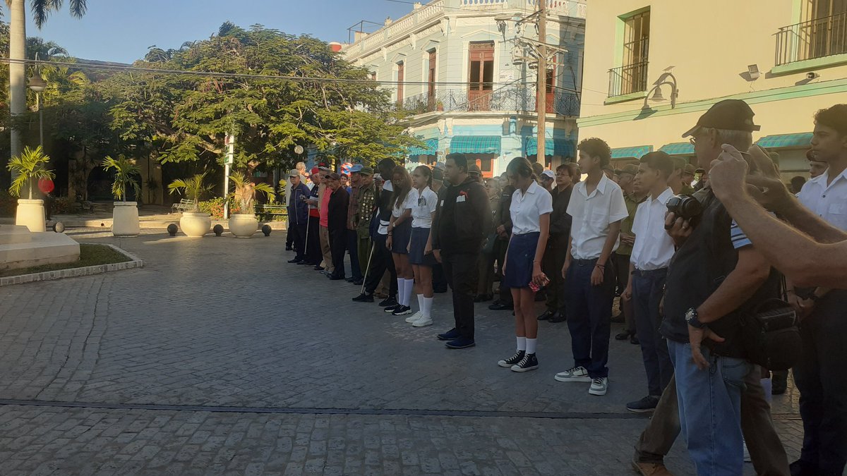 Homenaje al Titán de 🇨🇺 Bronce y su ayudante Panchito Gómez Toro, en el 128 aniversario de su caída en combate, los hijos del #Camagüey honran la historia. #PorCamagüeyTodo.