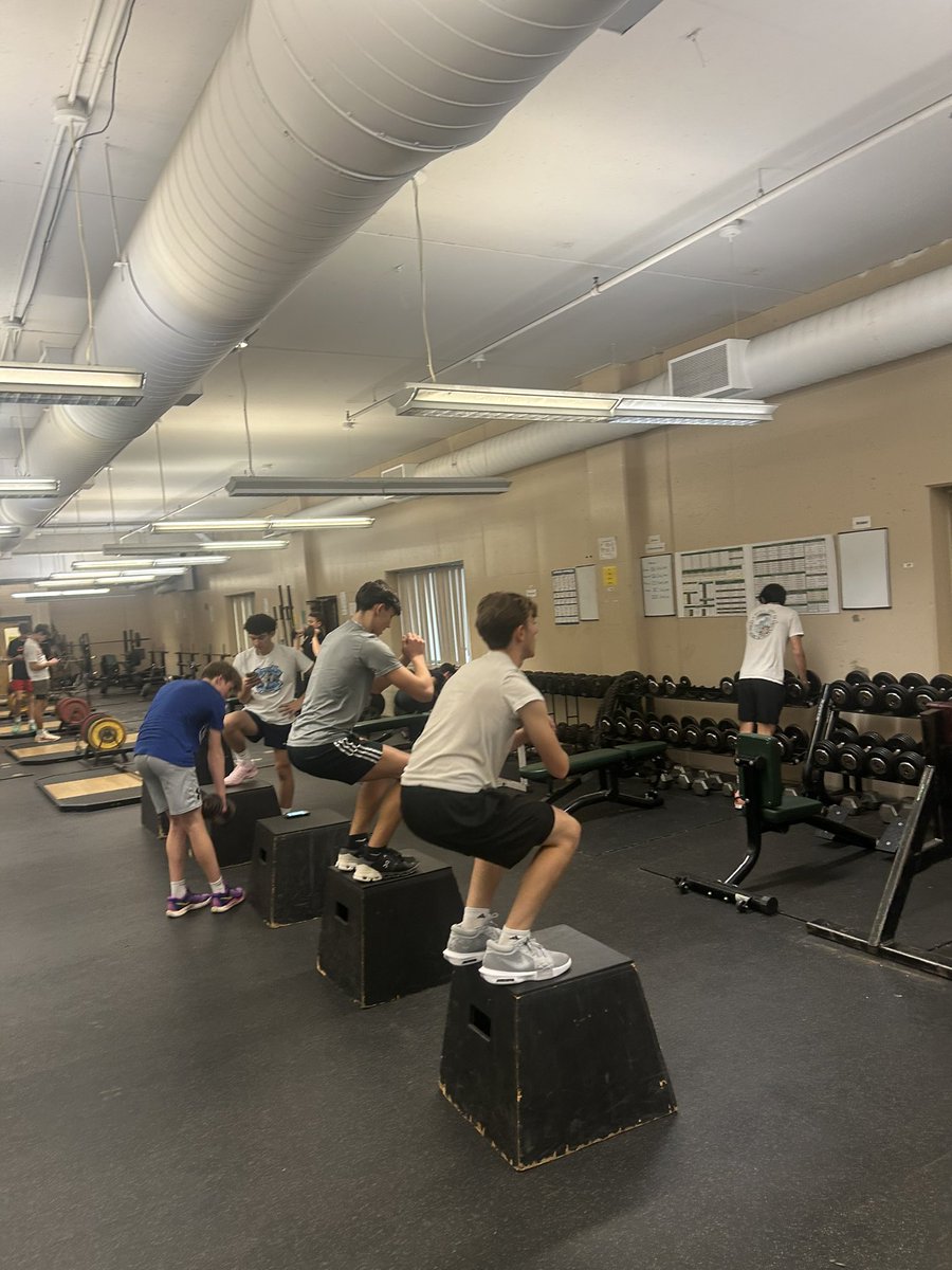 Subvarsity getting that early morning lift in with Coach Teevans! 💪💪💪