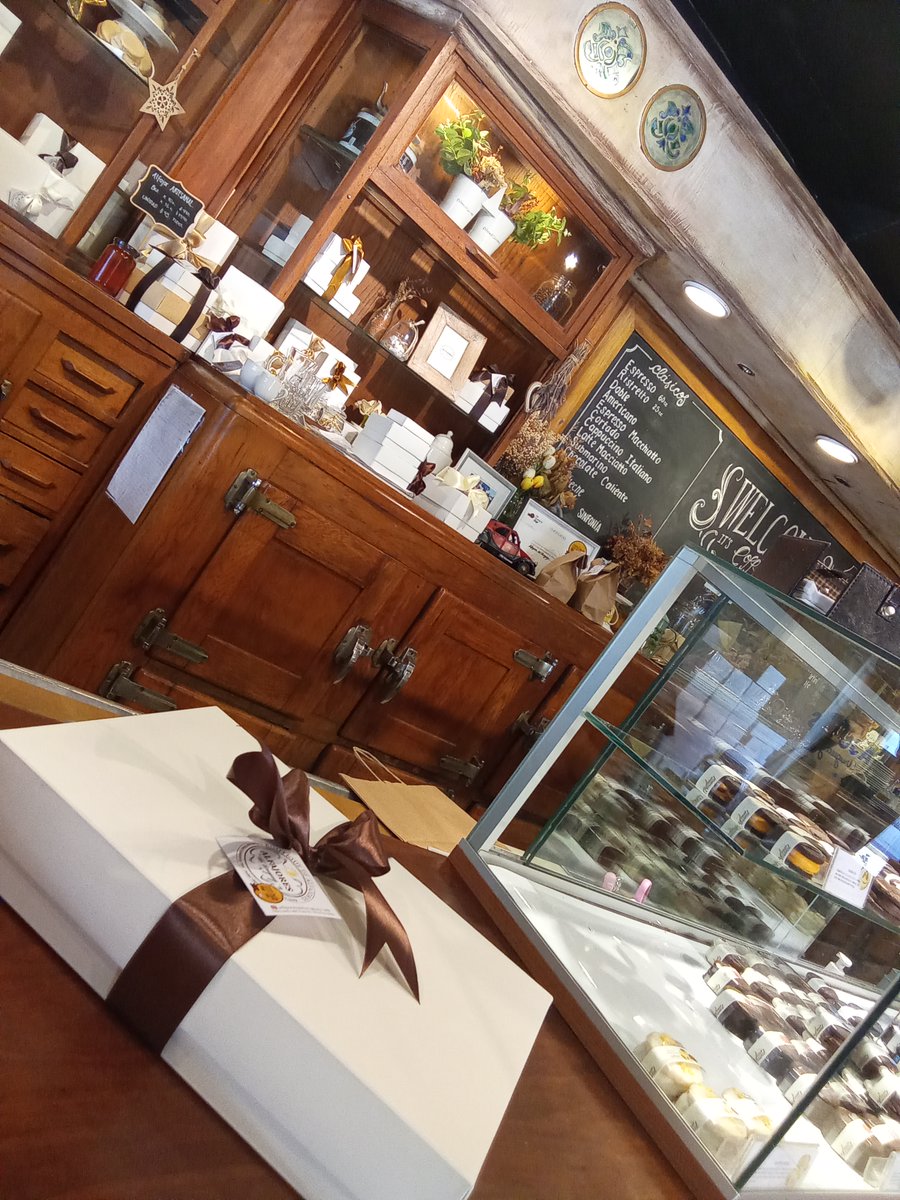 ADESU_UY's tweet photo. Muchas gracias a la Boutique de Alfajores del Uruguay @alfajoresdeluruguay.cafe por las delicias que hoy estaremos degustando junto a nuestros socios y acompañantes, en nuestra actividad de Asamblea y Despedida anual ADESU 2024!! 😘 https://t.co/NsgFT7gC9E