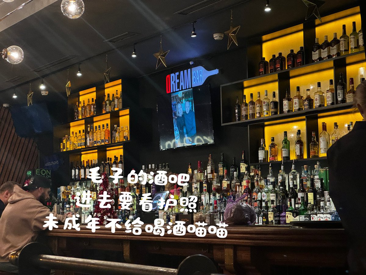 莫斯科plog
o(｀ω´ )o金主大人不情不愿地被我拉去喝酒啦
吃完日料在街上溜达进去了
没有英文菜单 直接用翻译器让小姐姐推荐的
hhh真的很适合女孩子的两杯子 https://t.co/ErkE6m5qyr