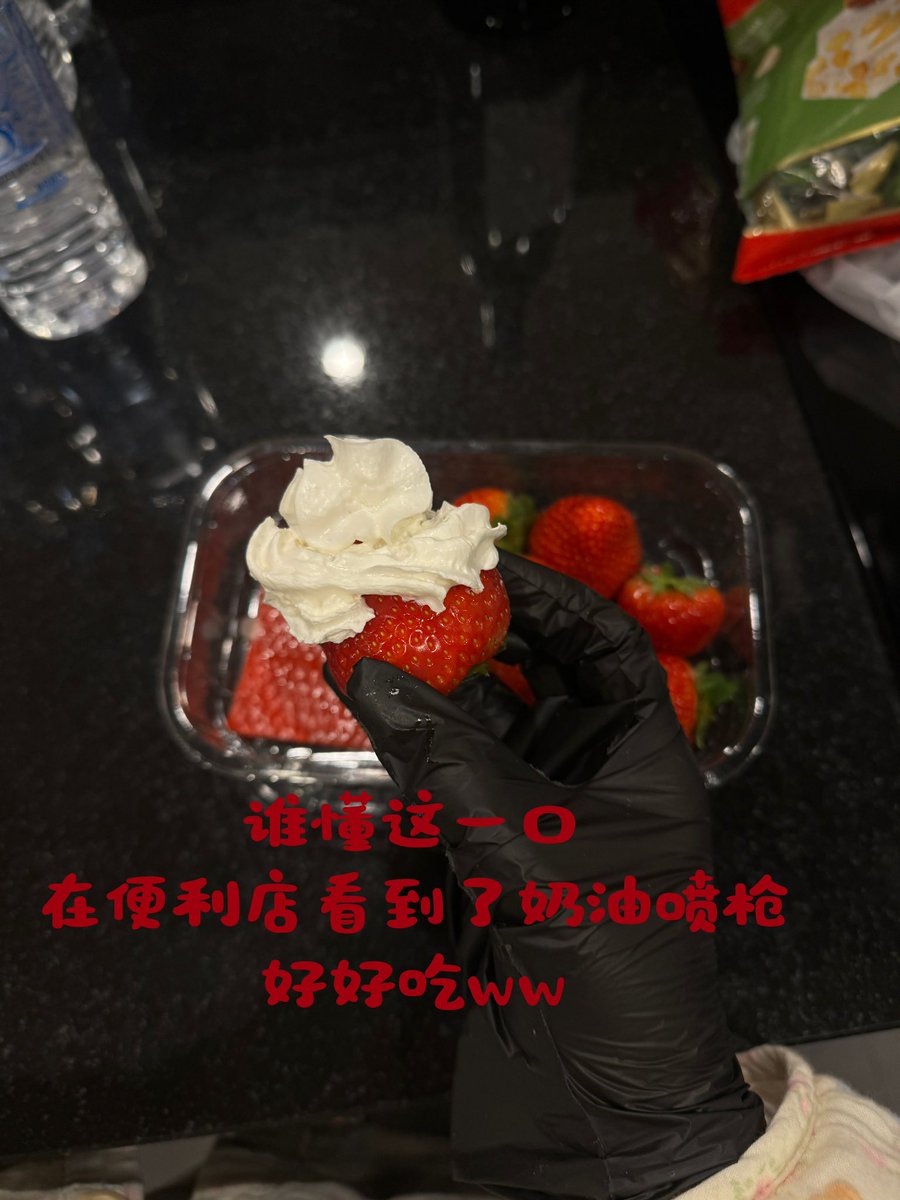 莫斯科plog
o(｀ω´ )o金主大人不情不愿地被我拉去喝酒啦
吃完日料在街上溜达进去了
没有英文菜单 直接用翻译器让小姐姐推荐的
hhh真的很适合女孩子的两杯子 https://t.co/ErkE6m5qyr