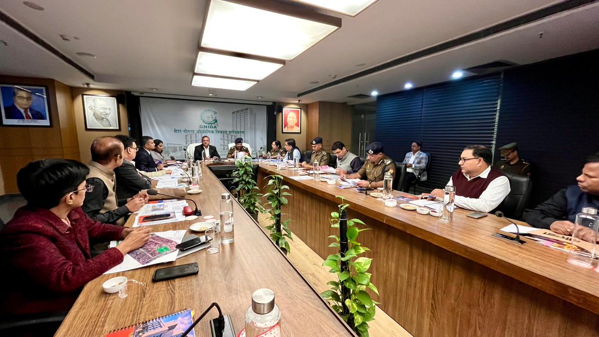 उत्तर प्रदेश के मुख्य सचिव श्री मनोज कुमार सिंह ने आज <a href="/dgpup/">DGP UP</a> <a href="/noida_authority/">NOIDA Authority</a> <a href="/YamunaAuthority/">Yamuna Authority</a> व जिला प्रशासन के अधिकारियों के साथ #GNIDA के बोर्ड रूम में बैठक की। जिसमें मुख्य सचिव ने किसानों की समस्याओं को प्राथमिकता पर हल करके प्राप्त होने वाले लाभ अविलंब देने के निर्देश दिए।