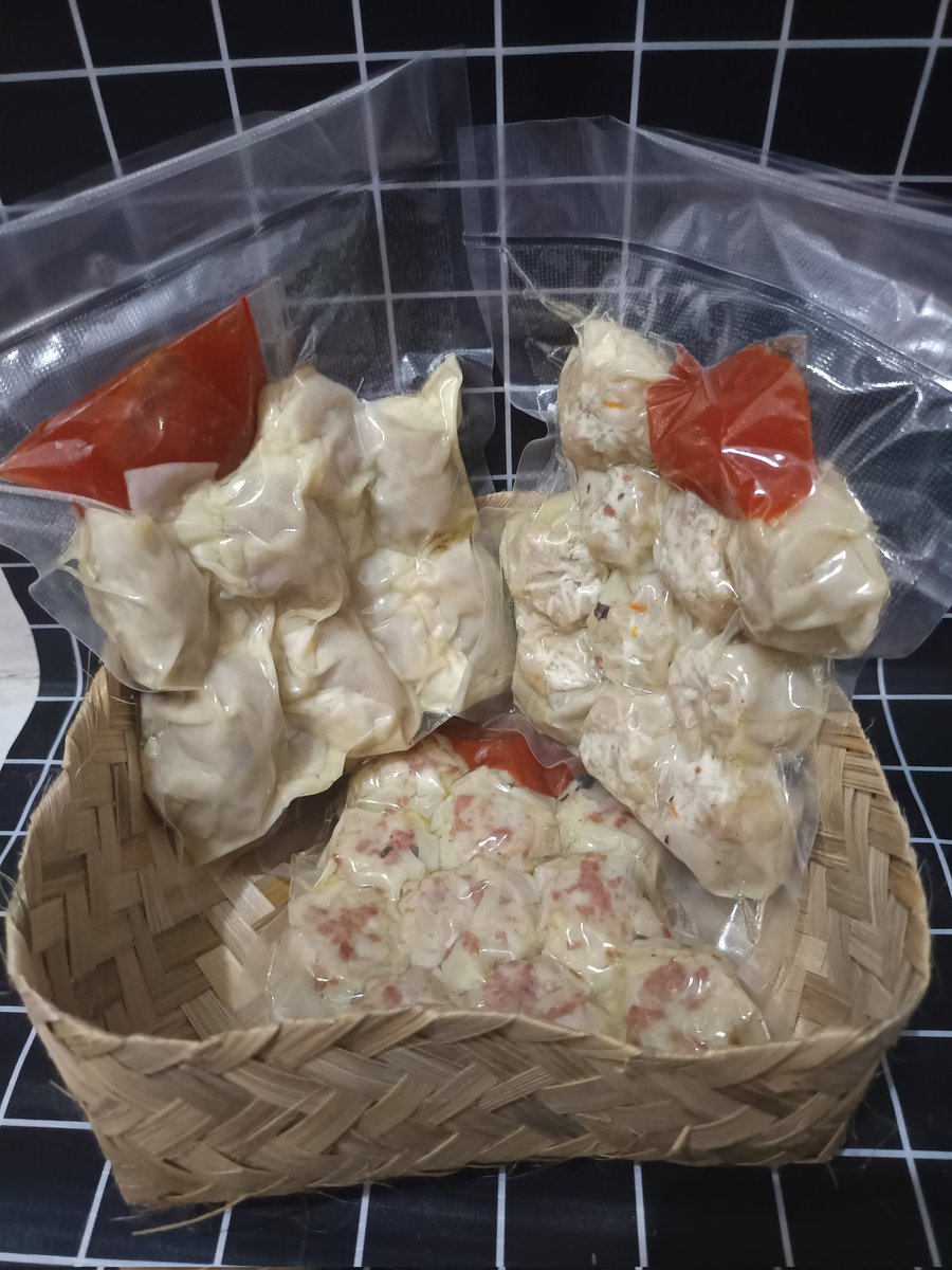 bakuldimsum_'s tweet photo. Krn w udh sembuh, w mau dagang lg.
Tolong bantu RT biar w ada pemasukan lg 🥺🙏
Cus yg kangen sm dimsum ayam w tolong bnget di beli.
Bs buat hampers natal&amp;tahun baru.
Pengiriman dr tgr by paxel all jabodetabek 20rb max 5porsi.
Harga 30rb/10pcs. Pak Anies pernah bli dimsum w loh https://t.co/TF7PBaghRC