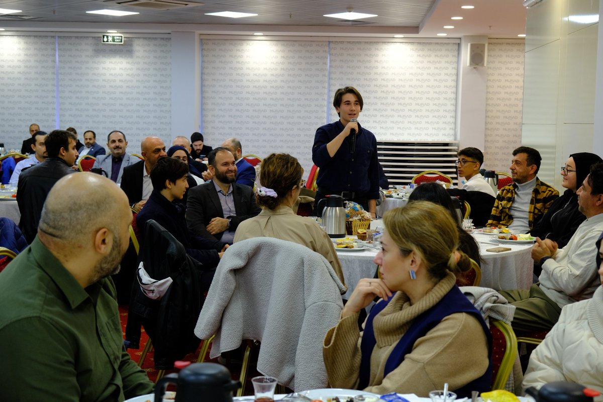Gençlerimize yönelik projelerimizi istişare ederek çok değerli fikir alışverişleri gerçekleştirdik. Geleceğe dair önemli adımların temellerini attığımız bu anlamlı buluşmanın hayırlara vesile olmasını diliyoruz.