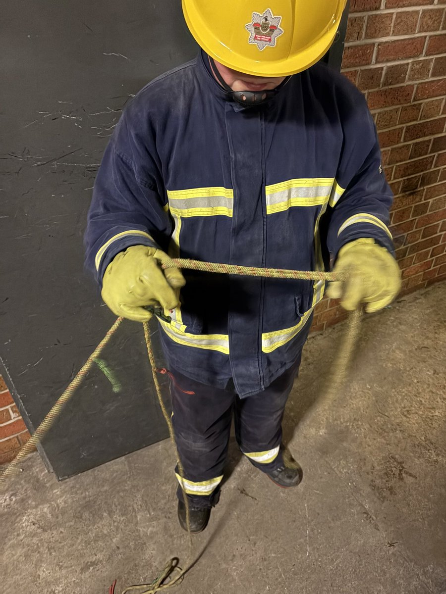 WtonFireCadets's tweet photo. On Wednesday, our cadets spent the evening learning how to lay and follow a guideline utilising the correct knots,
As well as practicing search and rescue and how to move around in darkness and locate items doing the BA Shuffle!!
Good effort by all 👌👏🏻
@WestMidsFire https://t.co/bj7dhBUI6H