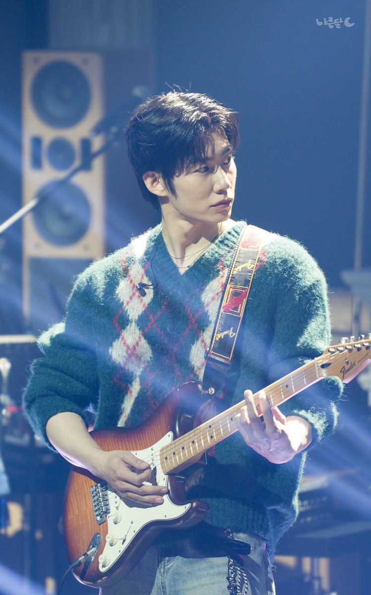 mareumdal7's tweet photo. 241207 콩알탄 연말 미니콘서트
#손우현

기타치는 작곡 천재 강아지🐶 https://t.co/HmoO0uhWT1