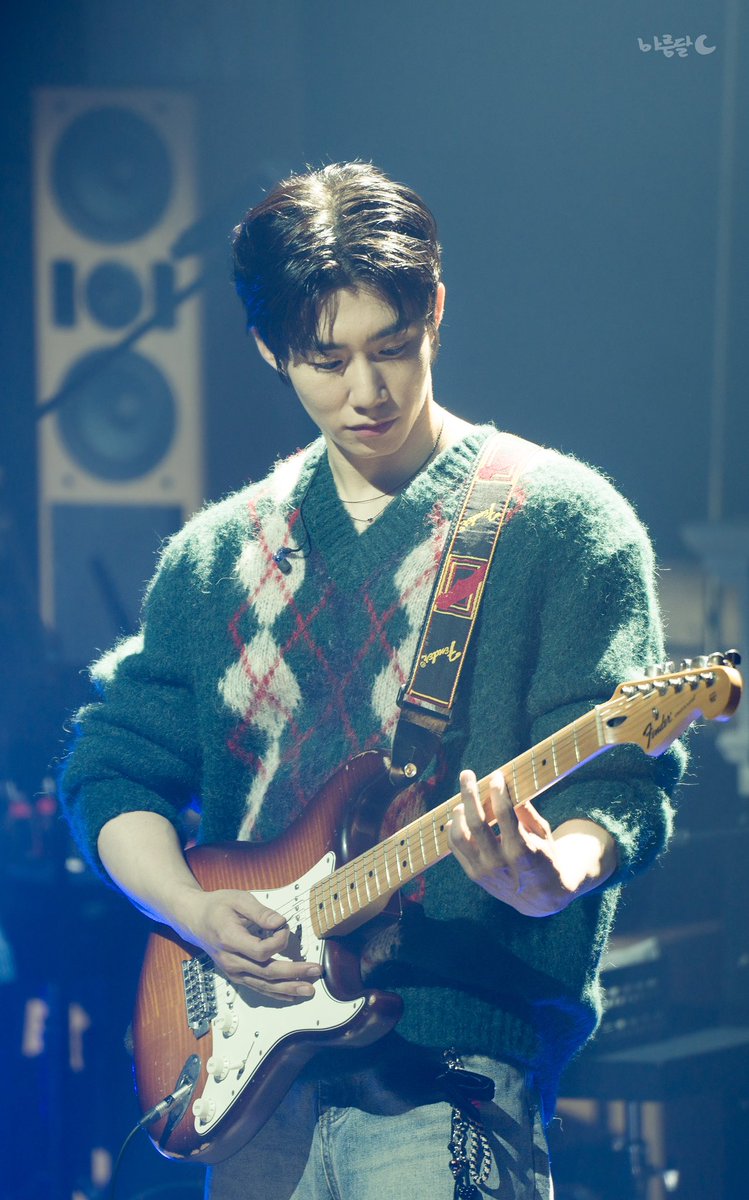 mareumdal7's tweet photo. 241207 콩알탄 연말 미니콘서트
#손우현

기타치는 작곡 천재 강아지🐶 https://t.co/HmoO0uhWT1