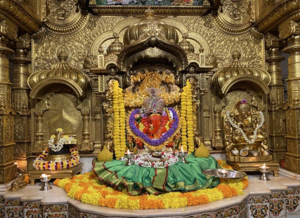 GloryofGanesha's tweet photo. 🙏🌹💐🍃श्री गणेशाय नमः 🍃💐🌹🙏
श्री #सिद्धिविनायक #मुंबई चा राजा सांय:कालीन आरती श्रृंगार दर्शन।
Shri Siddhivinayak #Mumbai cha Raja Sayankalin Aarti Shringar Darshan.
०४ दिसंबर २०२४,बुधवार, मार्गशीर्ष शुक्ल #तृतीया
04 November 2024,Wednesday, Margshish Shukl #Tritya https://t.co/FsBu9GWvkz