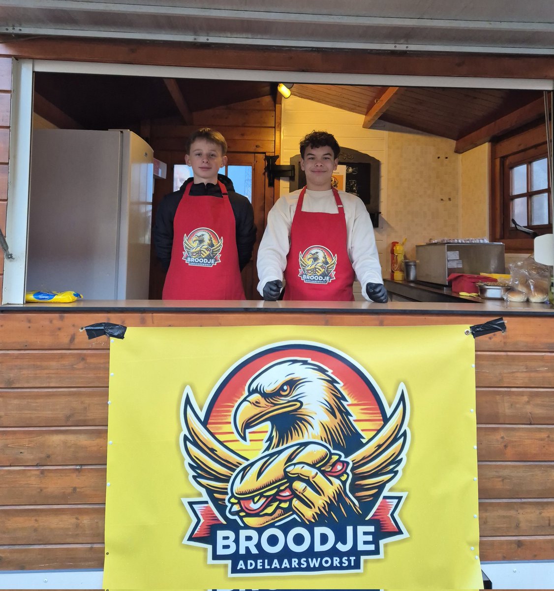 Lindelange's tweet photo. Hopelijk "smaakt" de wedstrijd straks net zo goed ❤️💛 @GAEagles #broodjeadelaarsworst #kowet https://t.co/rgzglFa8po