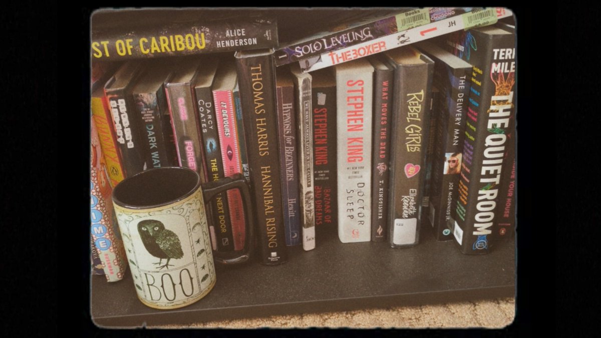 Looking for moots new to #booktwt
I like:
Anime/ Manga ( jjk, dan da dan, chainsaw man)
Books specifically horror books
Alt fashion 
Emo music and some underground rap but always open to new music recs
Plushies/ toy collections
❤️ :3