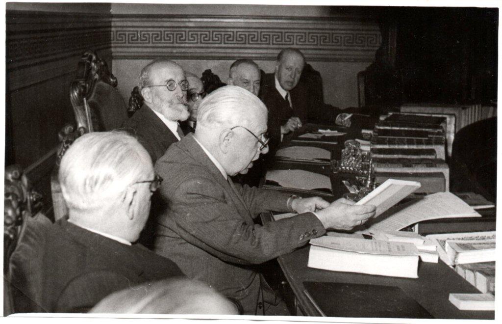 #JulioCasares fue elegido el 7 de diciembre de 1939, como decimoquinto Secretario Perpetuo en la <a href="/RAEinforma/">RAE</a>. Ocupó el cargo hasta su fallecimiento.

Su vida en la Academia👉juliocasares.es/real-academia-…