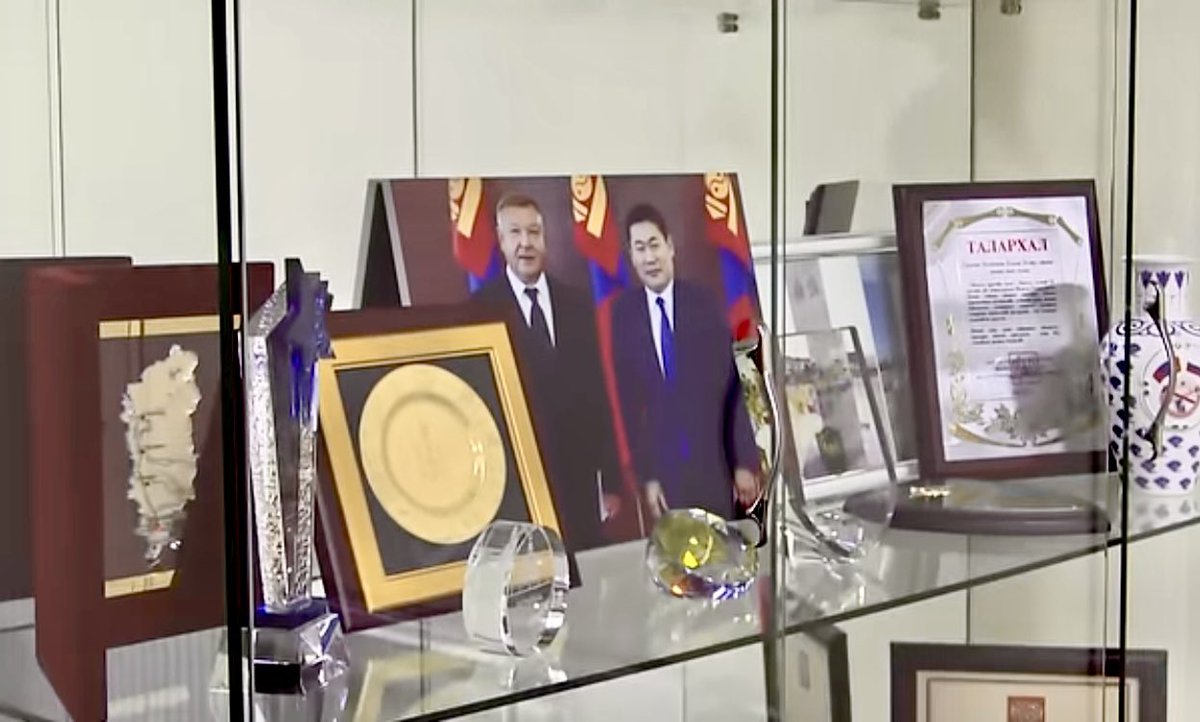 Монголд суугаа орос элчин ингэж ярьж байна.
-1990 онд бид эндээс явчихсан хойгуур Америк, Англи, Япончууд хүрээд ирсэн...
-Монголын гуравдагч хөрш гэж юу байхын, Хятад манайх хоёр сэндвич шиг хавччихсан байхад...
-Монгол талаас бүх зүйлийг С.Амарсайхан хариуцаж байгаа...
-Бидний