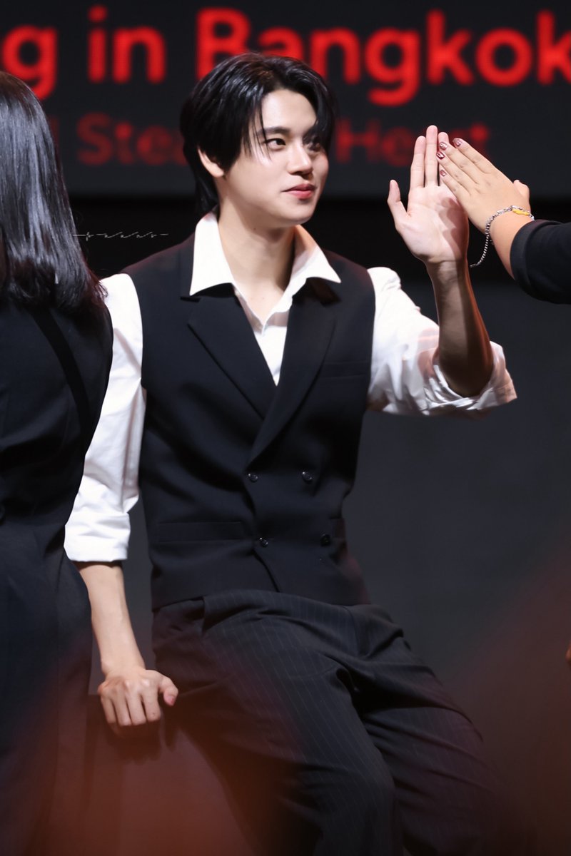 yyyyinft's tweet photo. 𝟮𝟰.𝟭𝟮.𝟬𝟳

Mr.right🧸

#YINWAR1STFANMEETING
YINWAR FANMEET IN BKK
#yinyin_anw @yinyin_anw https://t.co/kJXgS7BO2r