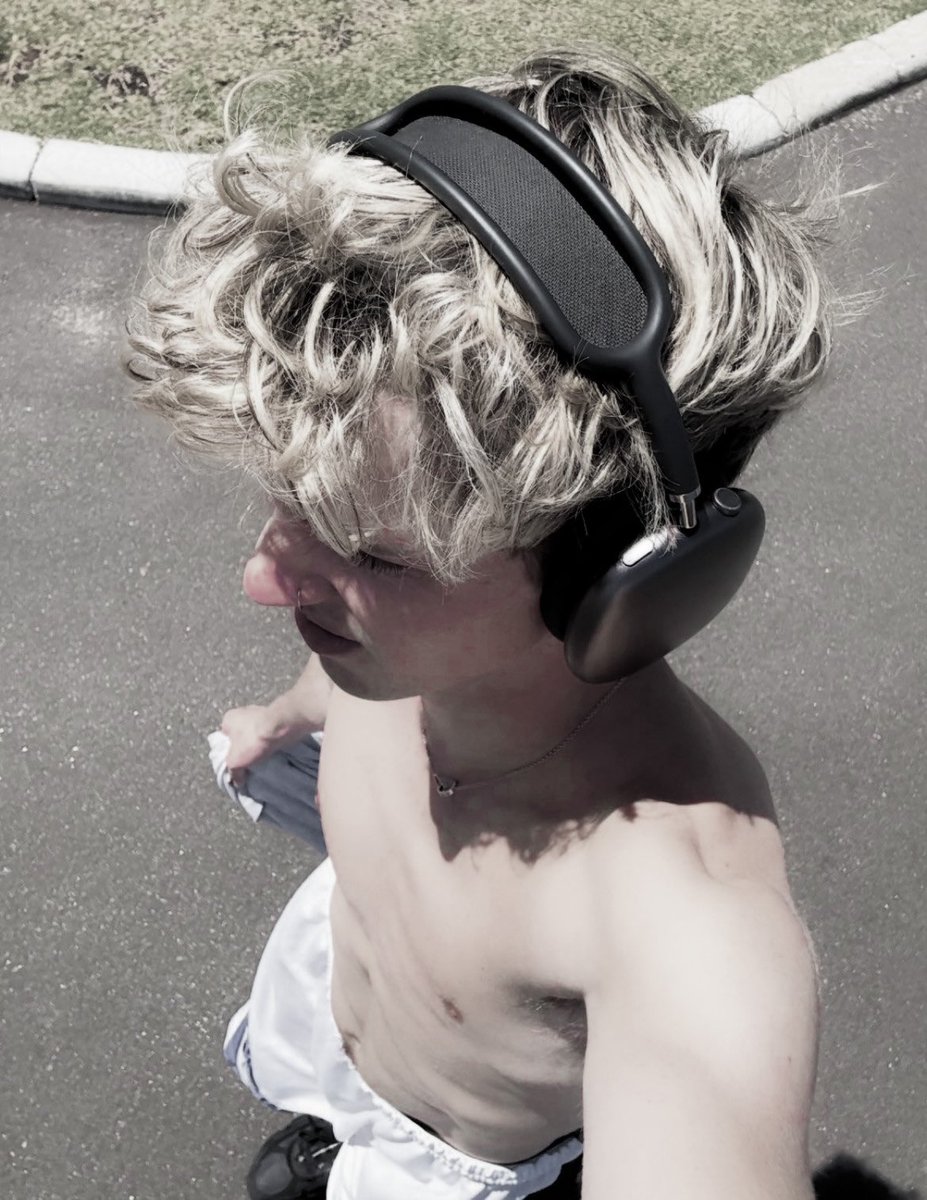 nequidnimiss's tweet photo. quanto è imbarazzante avere la propria canzone come top listened? veloce risp. https://t.co/ZvnFtA0pXg