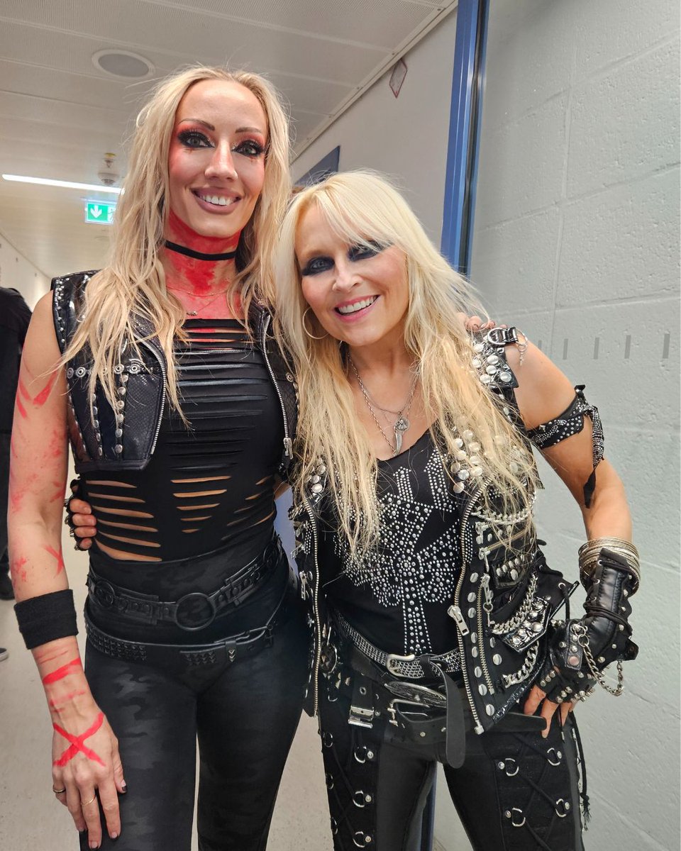DoroOfficial's tweet image. A very happy birthday to this #shredding #beauty, the one and only #NitaStrauss!
🤘💪❤️🙏
#Love, #Doro

@hurricanenita
@alicecooper
#doropesch
#conqueress
#warlock
#allformetal
#allweare