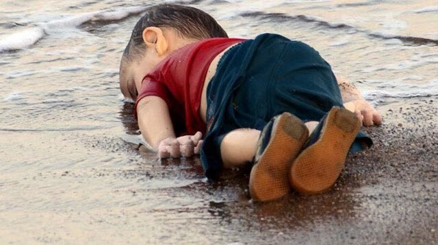 salihkoca06's tweet image. …

Aylan Bebeğin ahı yerde kalmadı.
Hiç bir mazlumun ahı da  kalmaz. 
Tarihi bir ana şahitlik ediyoruz…

#aylan #Suriya #mazlumlar