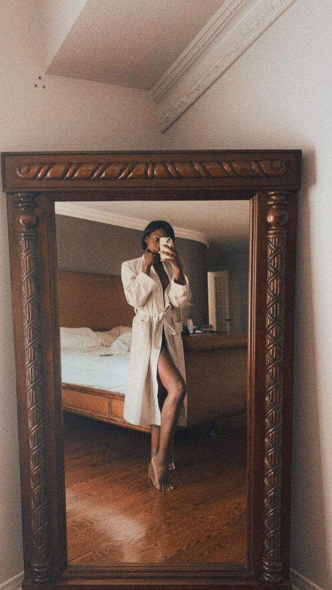 Bow down, very low, down my feet..

Femdom ebonydomme footworship