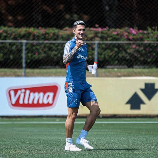 samuelvenancio's tweet photo. Contratação de Mateus Vital pelo Necaxa (MEX) é pedido mesmo do técnico Nico Larcamón, que assumiu o clube mexicano recentemente. Como informaram os amigos @andrehernan e @felipee_sil, negociação com os detalhes sendo finalizados até semana que vem. Cruzeiro receberá compensação financeira pra liberar o jogador, que tinha contrato até o final de 2025!

#SamucaTV

📷 Gustavo Martins / Cruzeiro