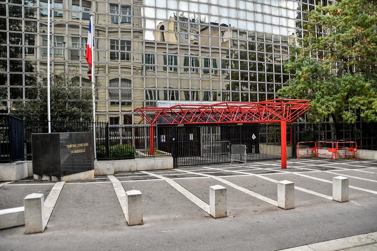 XNews_France's tweet photo. DZ Mafia : plus de cent personnes mises en examen depuis le 1ᵉʳ octobre, incluant 22 liées au meurtre d'un proche du rappeur SCH. Des affaires de racket et de fusillades après un concert soulèvent des préoccupations. #DZmafia #SCH #justice 🔍⚖️ (Le Monde) https://t.co/Dgb9V4yZ3s