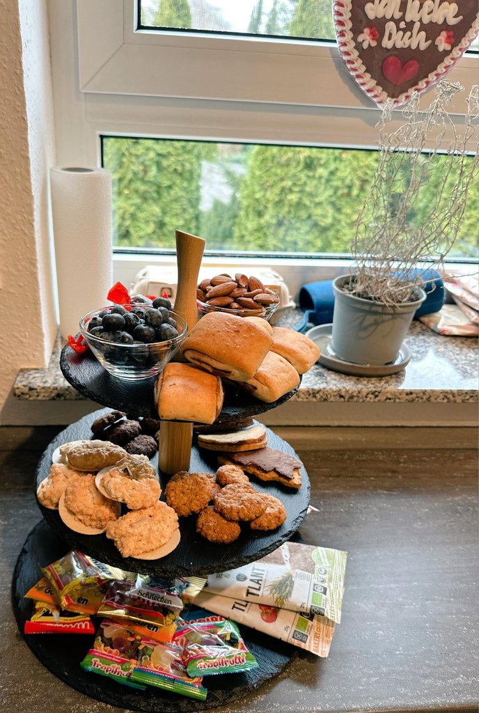 BaCo0815's tweet photo. Verpflegung? Steht 💪
Snacks werden stylisch gereicht und die Getränke Stilecht im #Microsoft XBOX Kühlschrank. 

#FriendlyFire10 #FriendlyFire #assassinscreedshadows #WoScholz #WoMerch https://t.co/upUHGVCqrb
