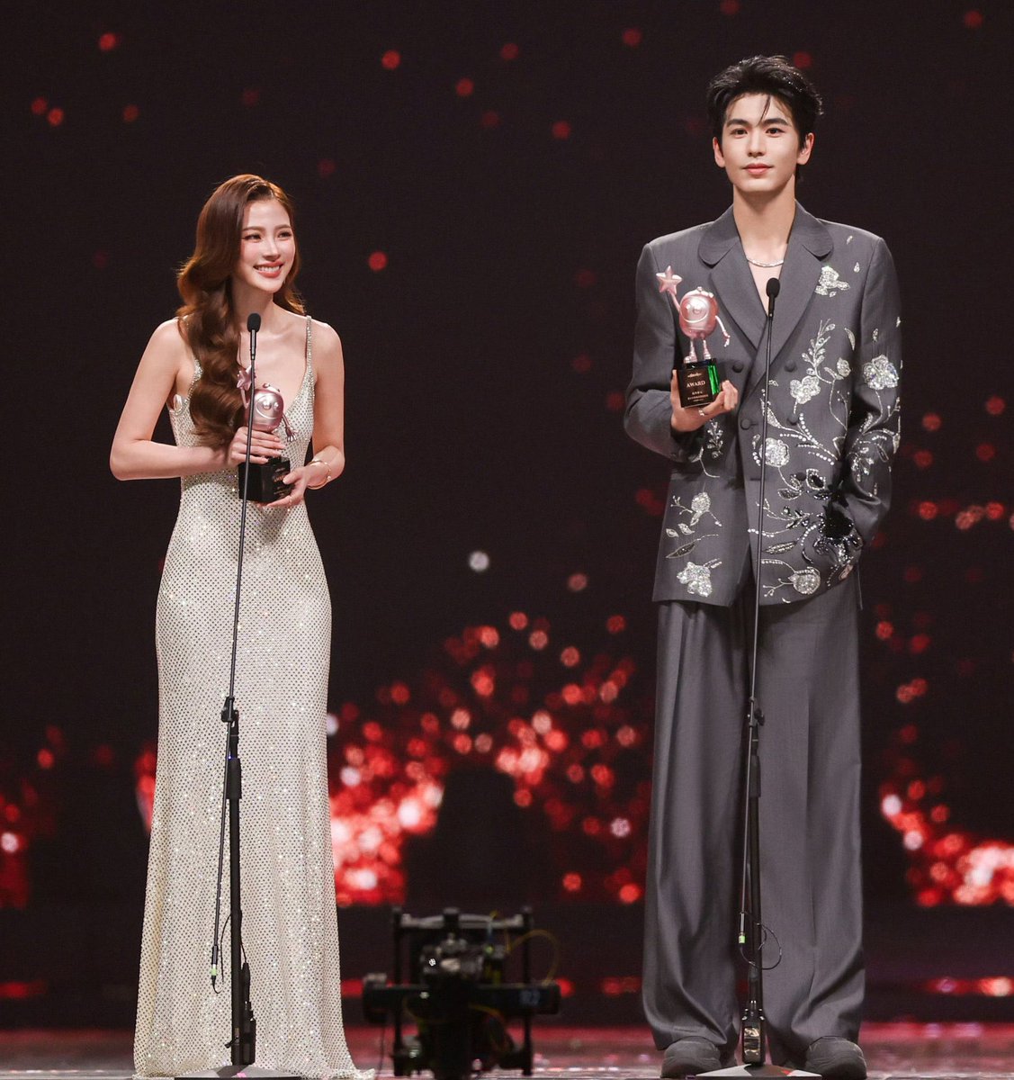 นางเอกไทย                                   พระเอกจีน