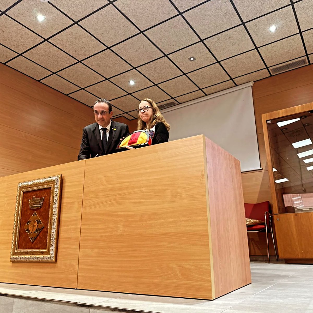 RCarnice2's tweet photo. Visita institucional del M. Hble. Sr. @joseprull, president del Parlament, a #Sidamon, amb l'alcaldessa @md_tella i  @AjuntSidamon. El nou local social, una obra molt ben ideada i sostenible pel municipi. Enhorabona!!
@Junts_Impulsem https://t.co/i4cmBst4Rc