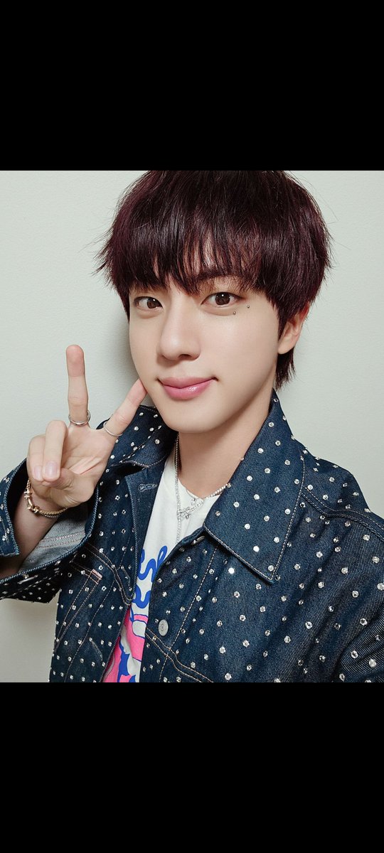 pf_lrd's tweet photo. ジンくん
素敵な歌をありがとう☺
ARMYの皆さんとこうして会えた瞬間がHappyとか、僕はいつでもイケメンとかジンくんらしい💜
衣装にラインストーン？施されてたりとか、ハンサムな目の下にキラリとストーンついてたの可愛すぎた😍
#JIN_Venue101
#Venue101_Presents_Jin_Special https://t.co/xyvMwEZdnD