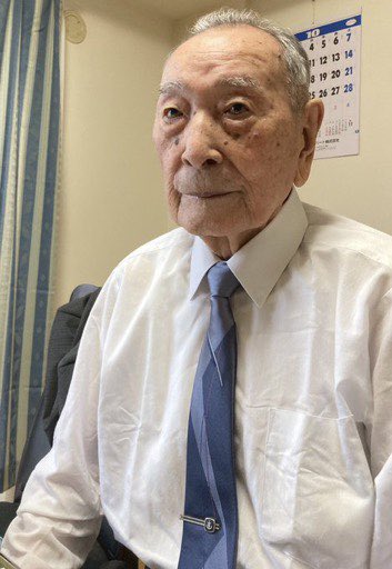 dig_nonfiction's tweet photo. 昭和16年12月8日、真珠湾攻撃。実際に参加された元航空兵、吉岡政光さんとお会いしたのは昨年。取材時105歳だったが、姿勢の良さと凜とした佇まいが心に残る。そんな吉岡さんも今夏に亡くなられ、時代の移ろいはとどまる事を知らない。我々戦後日本人は、何か大切な事を忘れかけているのではないか。 https://t.co/IfASk6epG5