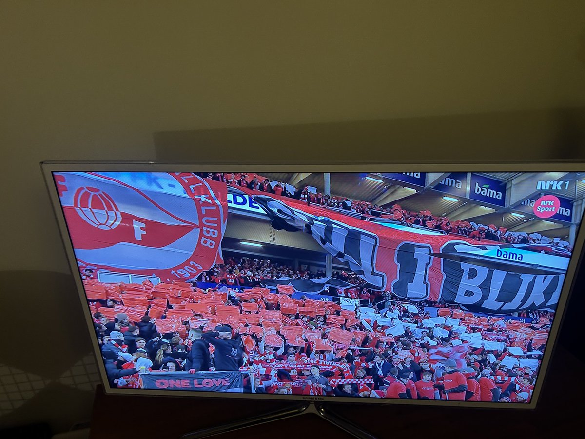 Æres den som æres bør. Fantastisk tifo fra Molde, med bevegelig damptog med røyk i skorsteinen. Og historisk idé. FFKs banner revnet, så det ut som? Men FFK klart flest og vant klubbsang 6-0. Imponerende supporterinnsats av begge.