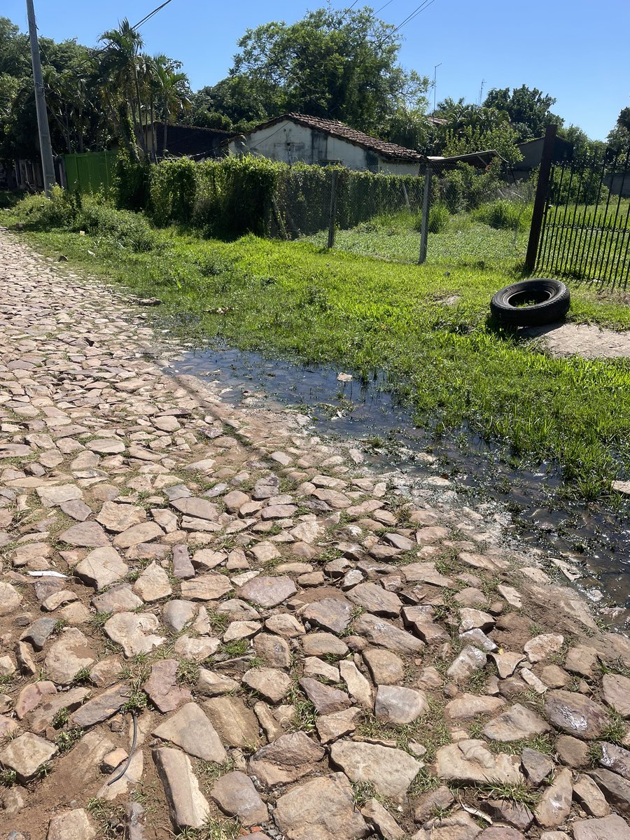 AnarchyInTheU_K's tweet photo. buen día @luquemuni parece que se olvidaron otra vez de nosotros🥰 calles intrasitables y ni una sola vereda o intento de para poder caminar por aca. solo arreglan el centro de la ciudad? @observadorluque @azulyorodigital https://t.co/u0n88Qdx6q