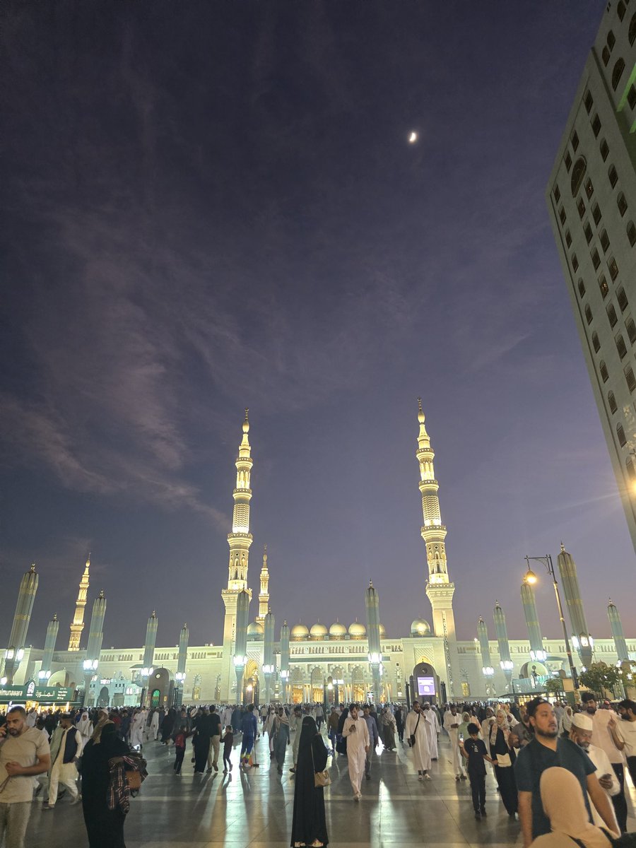 MahmoodHasanK's tweet photo. Madinah is unique in that it has two moons. One in the atmosphere above, and the other (ﷺ) below in the ground.

Allah bless us all with visiting repeatedly, praying in the Prophet's Masjid, and giving him Salaam in person. He hears your voice and replies! https://t.co/FxcER3Lo0l