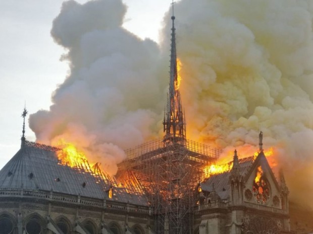 JuvingBrunet's tweet photo. L'apothéose de la mascarade derrière l'incendie criminel de Notre-Dame va bientôt commencer. 

Première question : pourquoi inaugurer Notre Dame avec autant de précipitation alors que les échafaudages sont encore présents ? 

Deuxième question : aucun édifice ne peut réouvrir après un incendie tant que l'enquête criminelle n'a pas rendu ses conclusions et une instruction judiciaire le cas échéant lancée. Une omerta complète entoure cette affaire. Pourquoi ? 

Troisième question : Von Der Leyen ne viendra pas pour ne pas exaspérer les paysans suite au passage en force du Mercosur. C'est une énième malice de Macron confronté à la fronde paysanne. Mais que diable viennent faire Trump, Zelensky et Musk dans cette réouverture ? Notre Dame doit-elle devenir un prétexte diplomatique sans que le Sacré n'y retrouve sa place ? 

Quatrième question : les conditions climatiques fournissent un merveilleux prétexte pour permettre à l'apostat Macron de commettre son discours politique à l'intérieur de ce lieu sacré. Allons-nous laisser Notre Dame être définitivement déconsacrée par la République judéoprotestante maçonnique ? 

Cinquième question : pourquoi le Pape n'inaugure-t-il pas l'un des plus grands lieux sacrés catholiques sur Terre ?