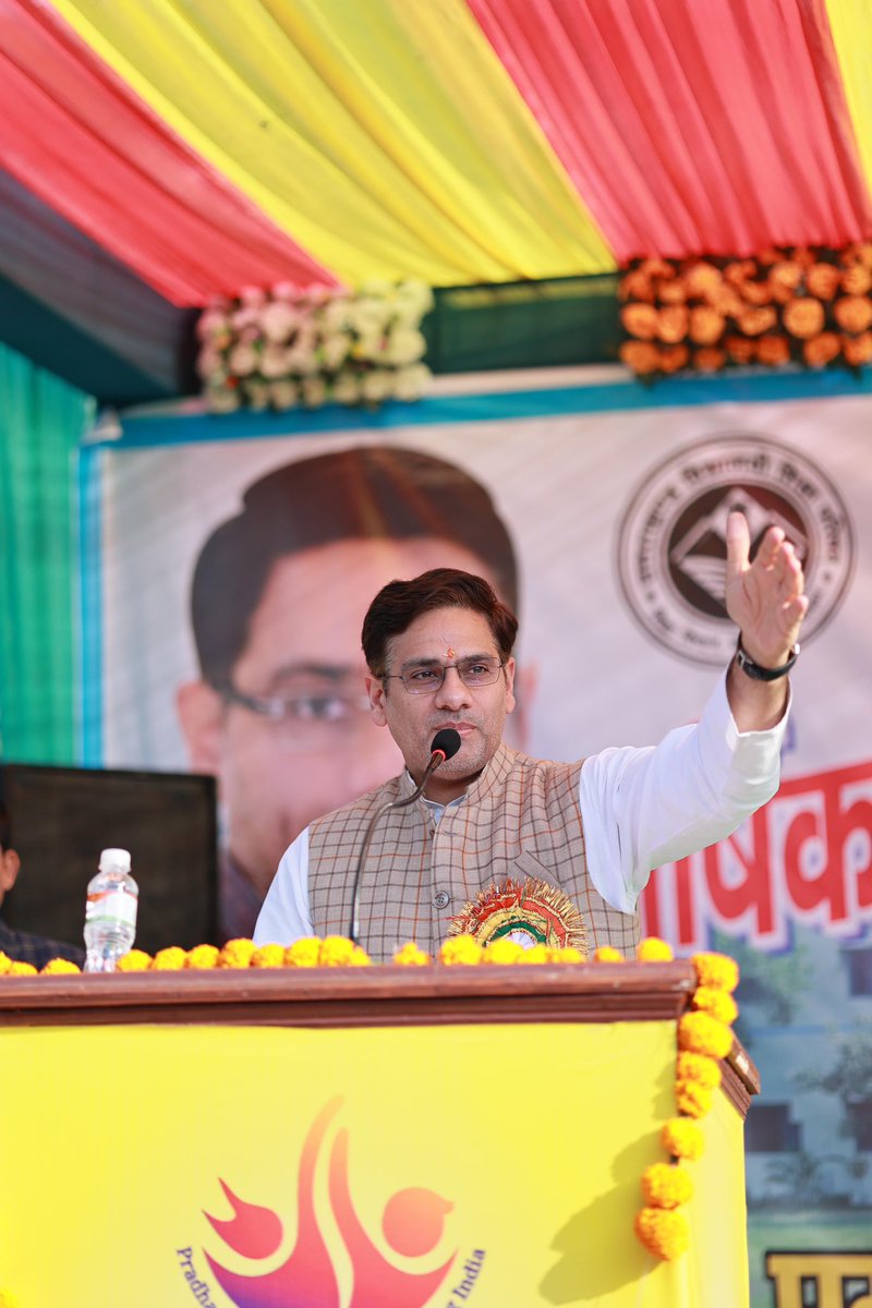 BahugunaUK's tweet photo. आज पीएम श्री राजकीय इंटर कॉलेज शक्तिफार्म के वार्षिकोत्सव में मुख्य अतिथि के रूप में सम्मिलित होकर विद्यालय में पुस्तकालय कक्ष का लोकार्पण किया। 

इस दौरान विद्यालय की 12वीं और 10वीं कक्षा के मेधावी छात्रों को पुरस्कृत किया गया एवं उन्हें उज्ज्वल भविष्य के लिए शुभकामनाएं दीं।

@PMOIndia  @BJP4UK  @BJP4India