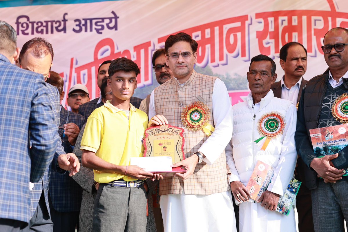 BahugunaUK's tweet photo. आज पीएम श्री राजकीय इंटर कॉलेज शक्तिफार्म के वार्षिकोत्सव में मुख्य अतिथि के रूप में सम्मिलित होकर विद्यालय में पुस्तकालय कक्ष का लोकार्पण किया। 

इस दौरान विद्यालय की 12वीं और 10वीं कक्षा के मेधावी छात्रों को पुरस्कृत किया गया एवं उन्हें उज्ज्वल भविष्य के लिए शुभकामनाएं दीं।

@PMOIndia  @BJP4UK  @BJP4India