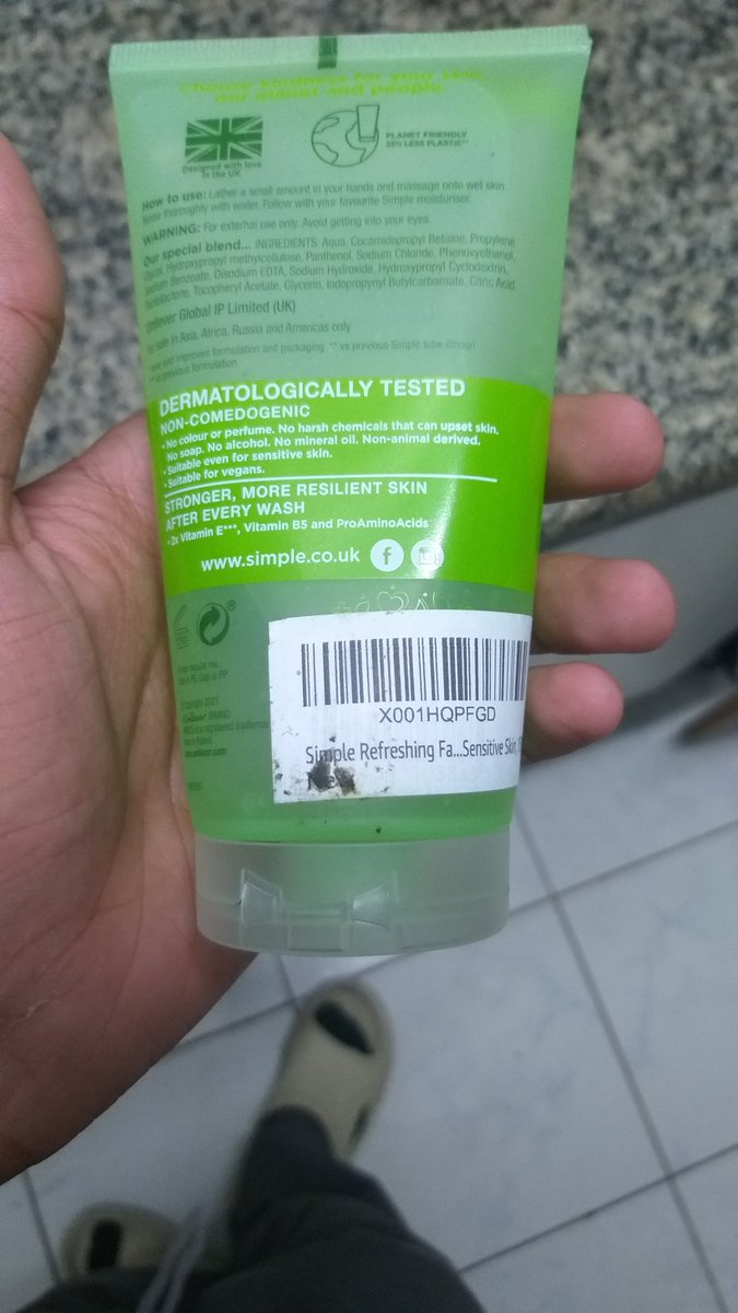 AjoNFT's tweet photo. This is how @AmazonAE delivered the products I have ordered. Shame.. face wash label has dirt and hair spray has already used or something.. https://t.co/xoVoHLgc35