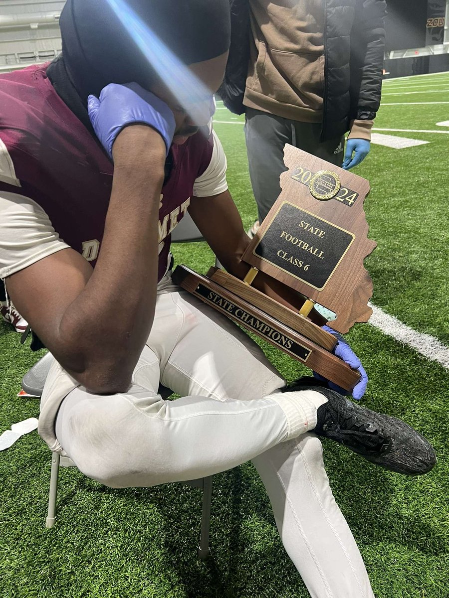 josiahhouston07's tweet photo. Woke up a state champ today!!
Thank you all the coach and players for all the hard work you’ve put in also thank you fans for supporting us all the way through!!!  #champ #PR1DE 
@CoachPoe1914 @Pr1de @Realdeal_314 @DeSmetFB @Excel360Footba1 https://t.co/9b98Aq62Mq
