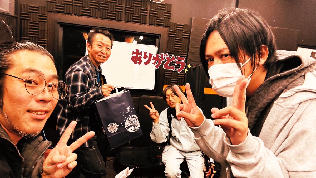 makeover_jp's tweet image. 先日の練習終わりに。

トッポ（@0310toppo）よりお土産頂戴しました。いいでしょ。

MAKEOVER、カオティックな新曲作っております。

#makeover
#makeoverjapan
#メイクオーバー