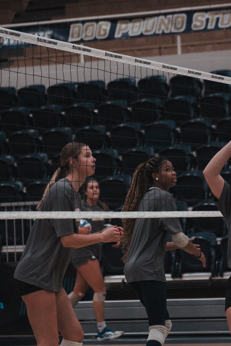 Semifinal prep🏐

#cLawsUp