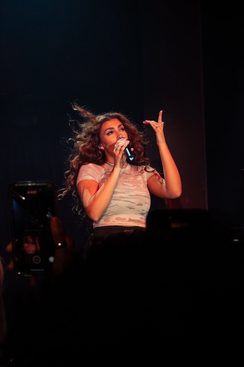 maciskve's tweet photo. some more of tori from last night https://t.co/GQCnB2hART
