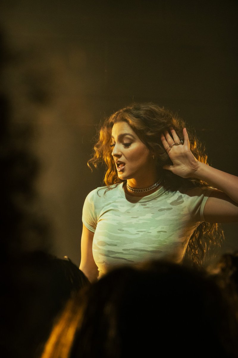 maciskve's tweet photo. some more of tori from last night https://t.co/GQCnB2hART