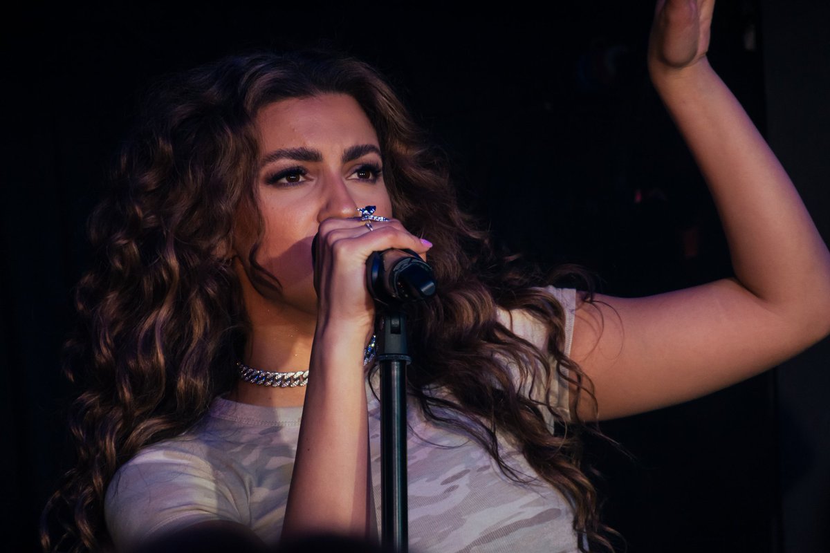 maciskve's tweet photo. some more of tori from last night https://t.co/GQCnB2hART