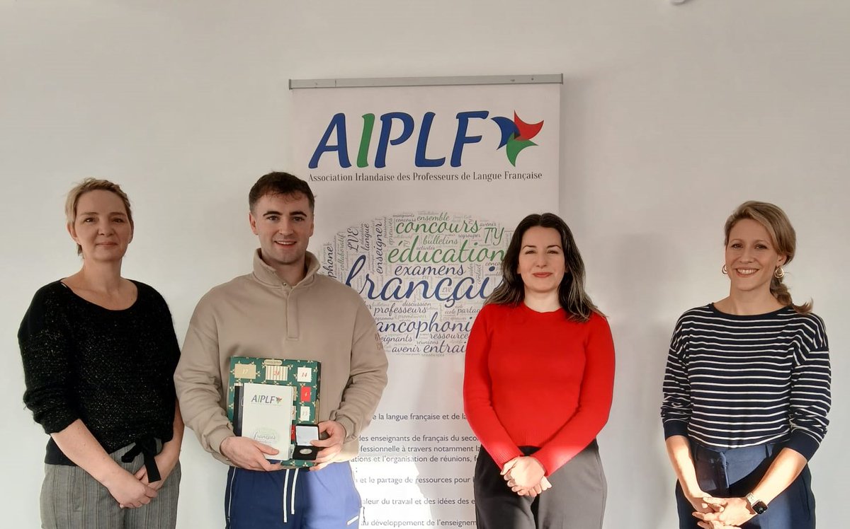AIPLF French Teachers 🇮🇪 🇫🇷 (@aiplf_ireland) on Twitter photo Félicitations à Stephen Foley, enseignant de français à <a href="/cashel_cs/">Cashel Community School</a>, qui a reçu le prix "NUI Prize in Education" pour avoir obtenu la meilleure note des étudiants du PME en Irlande en 2024.
Plusieurs membres du comité de l'AIPLF l'ont félicité en personne, avec des cadeaux ! Félicitations à Stephen Foley, enseignant de français à <a href="/cashel_cs/">Cashel Community School</a>, qui a reçu le prix "NUI Prize in Education" pour avoir obtenu la meilleure note des étudiants du PME en Irlande en 2024.
Plusieurs membres du comité de l'AIPLF l'ont félicité en personne, avec des cadeaux !