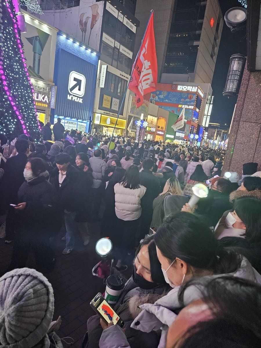 대구 동성로 집회 
박그네때보다 더 많은 인원이 모였다
이걸 또 한다 
이제 늙어서 그런지 목소리도 잘 안나오고 발도 시렵고...

국힘당 새끼들
제발 대대손손
비러무거라 문디