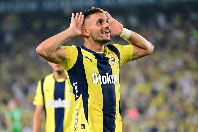 RegistaScouting's tweet photo. Tadic bizim için kritik.

Tadic’li oyun merkezde bizi düşürebilir. Temposunu koruması, doğru şekilde alan kapaması önemli. Bununla beraber stoper ikilisinin zaafiyeti pozisyon zenginliği açısından bulunmaz nimet. Birçok pozisyon bulup-yaratabilir. Bol şans iki gözümün çiçeği. https://t.co/PLc4CAPsEb
