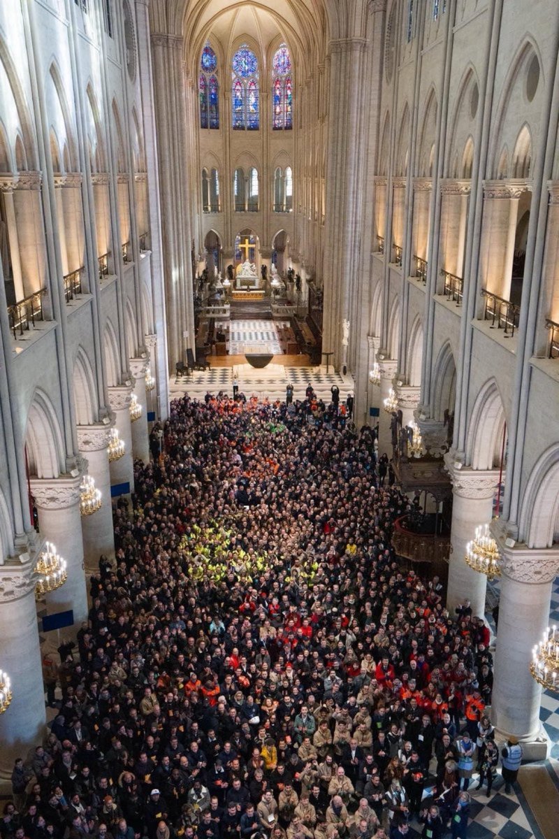 #7Dic #Francia 
Fotografía de todos los trabajadores que han pasado los últimos cinco años restaurando la Catedral de Notre Dame en París ✨💫 🇫🇷
