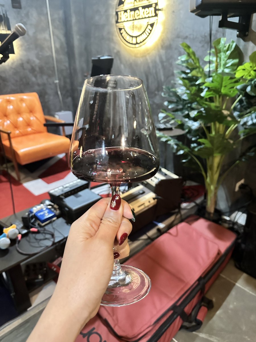 กินๆไปเถอะเหล้าเบียร์ เดี๋ยววันเกิดก็มีคน
มาอวยพรให้แข็งแรงอยู่ดี🥂🍾🍾