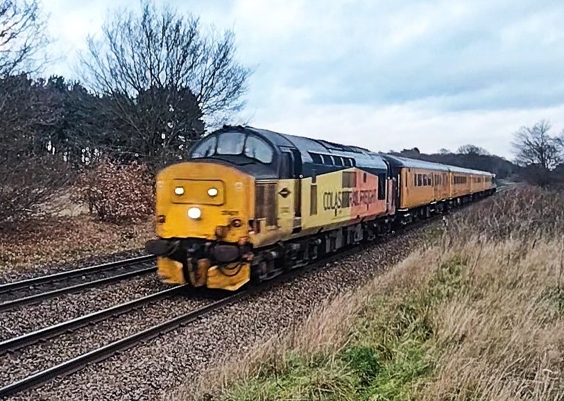 Harrod15S's tweet image. Braving the elements to grab a bit of tractor action in the form of 37421 &amp;amp; 37425 through Hayfield Lake this afternoon 
#class37 #trains #ukrailways #Hayfield @TheGrowlerGroup